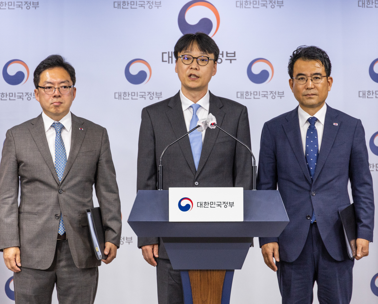 Yoon Seung-young, director general for investigation at the National Office of Investigation (left); Hwang Byung-ju, assistant prosecutor general of criminal department at Supreme Prosecutors' Office (second from left); and Nam Young-woo, director general of the land policy bureau at the Ministry of Land, Infrastructure and Transport, deliver a briefing at the Government Complex Seoul Thursday. (Yonhap)