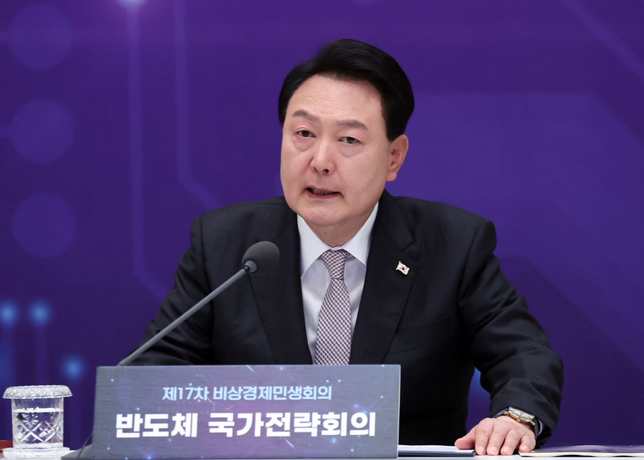President Yoon Suk Yeol speaks during a meeting on chips at Cheong Wa Dae on Thursday. (Yonhap)