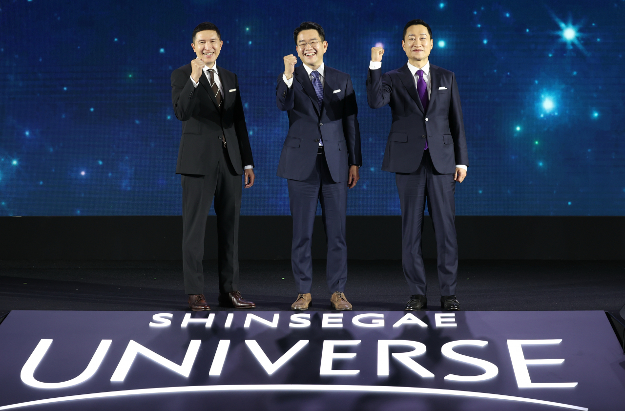 From left: Lee In-young, CEO of SSG.com; Kang Heui-seok, CEO of E-mart; and Jeon Hang-il, CEO of Gmarket, pose for a photo at Shinsegae Universe's launch ceremony held at Coex in southern Seoul on Thursday. (Yonhap)