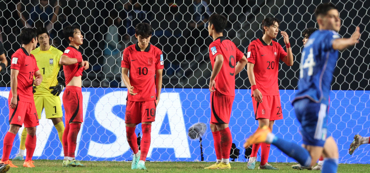 South Korean players (in red) react to a goal by Simone Pafundi of Italy during the teams' semifinal match at the FIFA U-20 World Cup at La Plata Stadium in La Plata, Argentina, on Thursday. (Yonhap)
