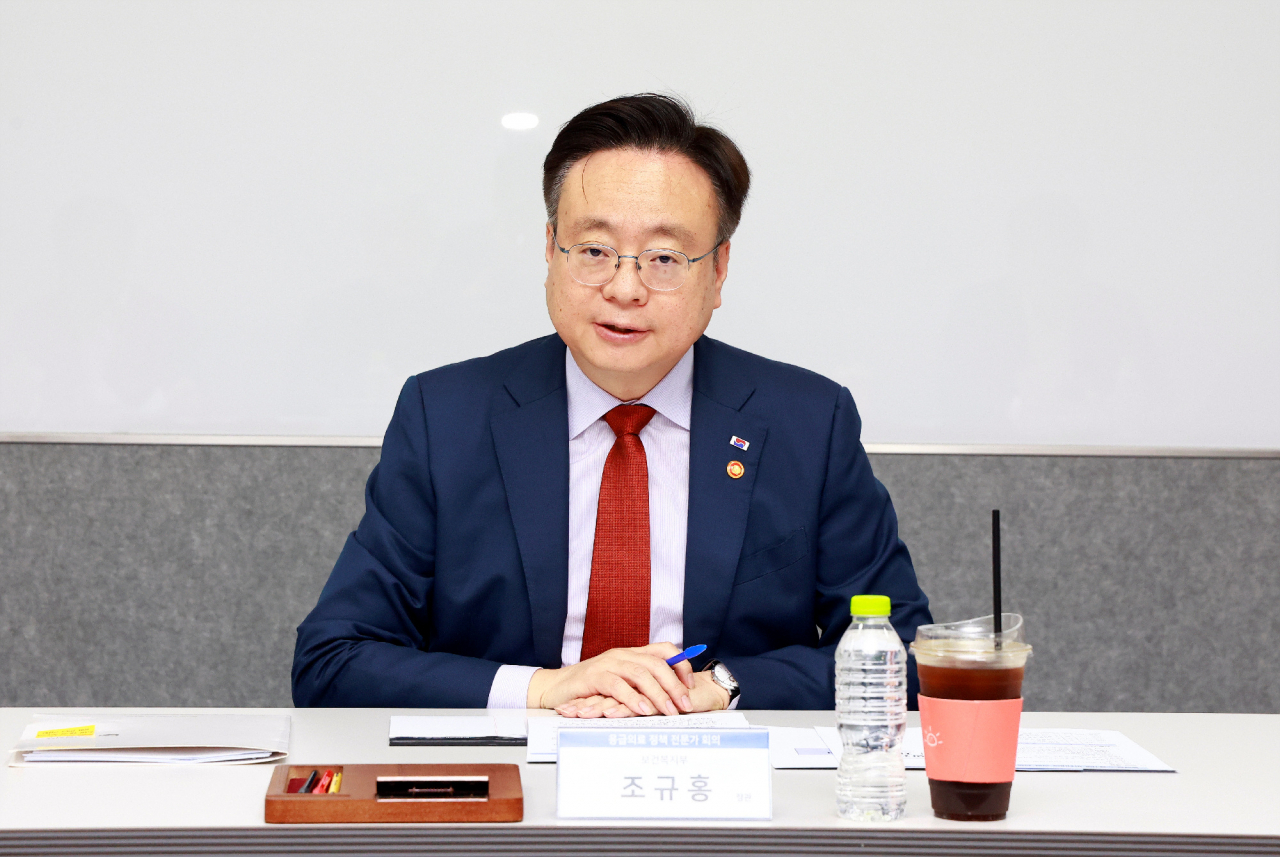 Health and Welfare Minister Cho Kyu-hong speaks at a meeting on Wednesday. (Yonhap)