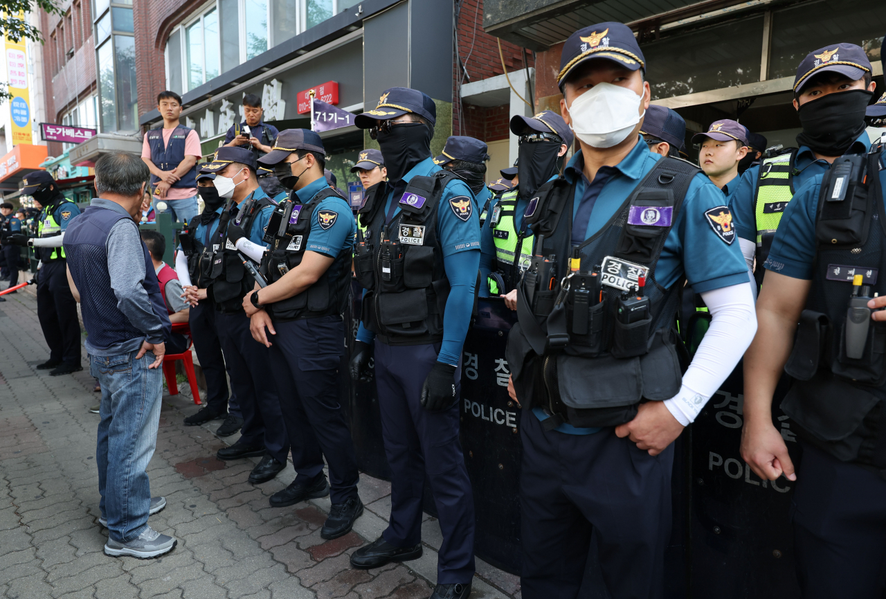 Police block union members' entrance into the office of the Korean Construction Workers Union in Yeongdeungpo-gu, southern Seoul, during the execution of a search and seizure warrant, Friday. (Yonhap)