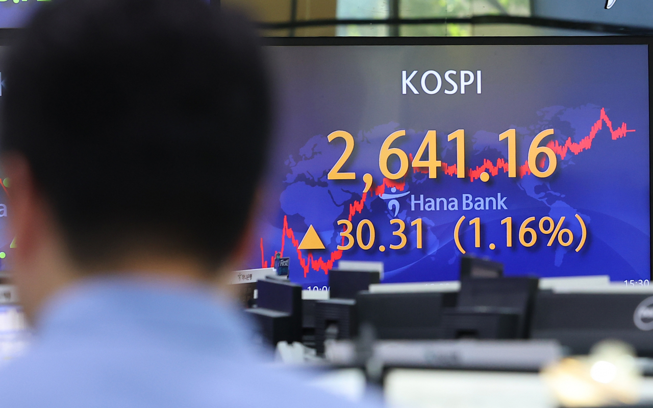 An electronic board showing the Korea Composite Stock Price Index at a dealing room of the Hana Bank headquarters in Seoul on Friday. (Yonhap)