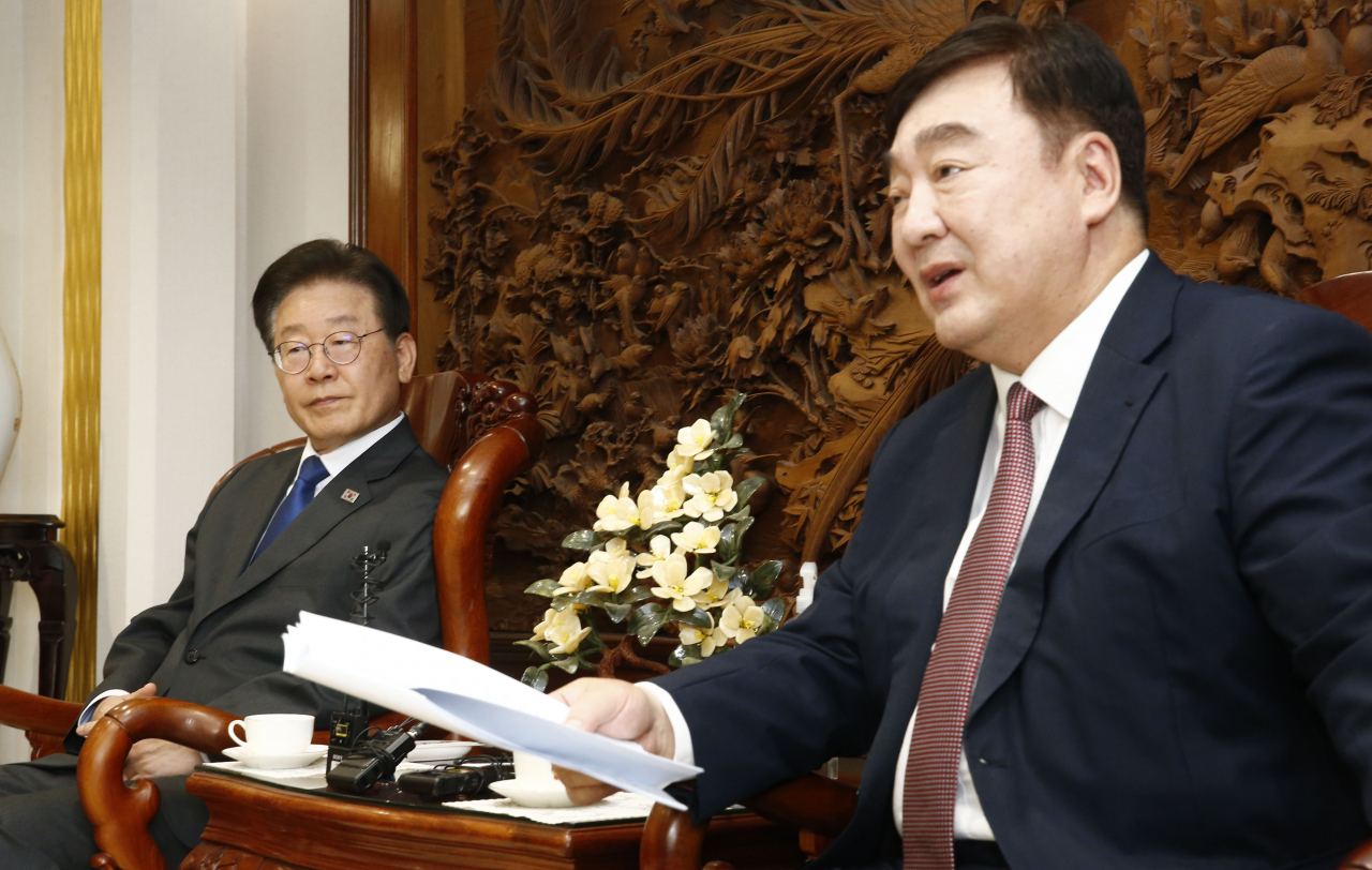 Opposition leader Lee Jae-myung (left) meets Chinese Ambassador Xing Haiming (right) at the residence of the latter in Seoul, Thursday. (Yonhap)