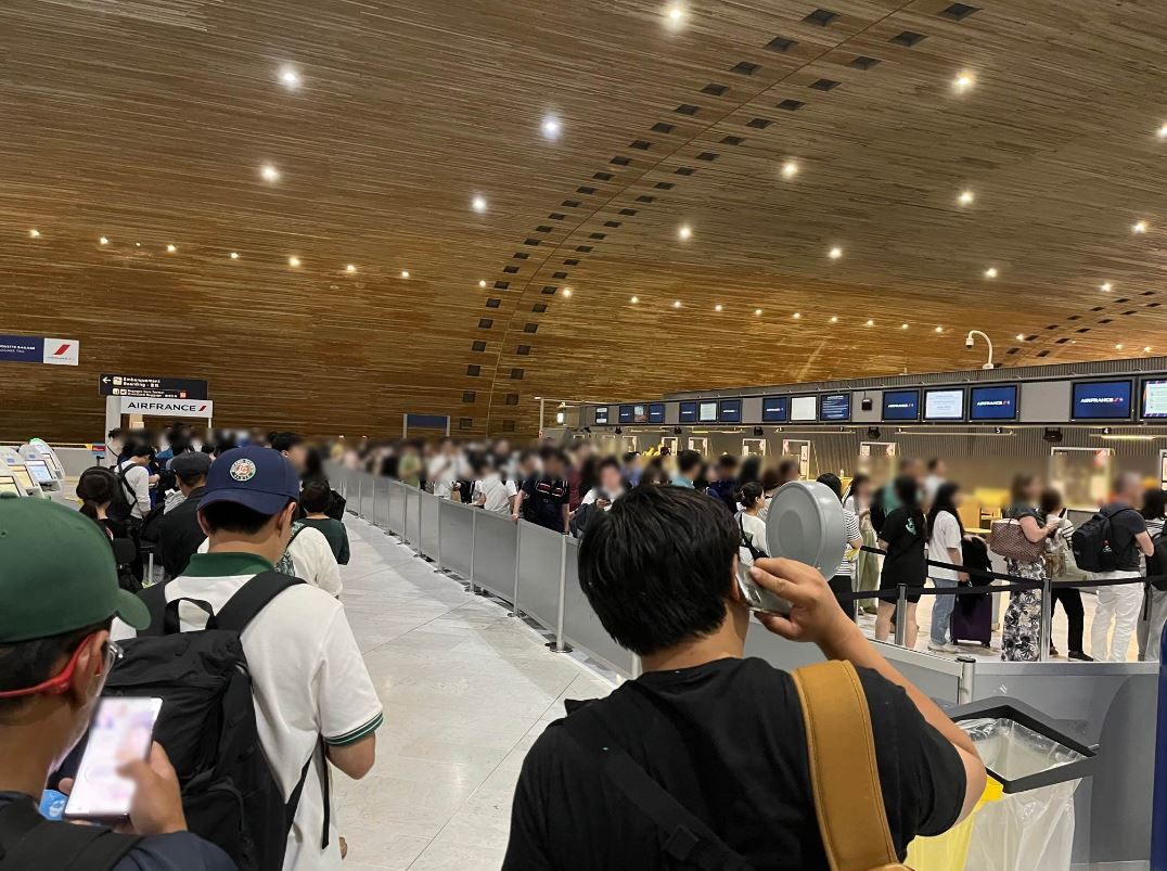 This photo shows passengers who just got off the Korean Air Lines airplane and returned to the terminal at around 2 a.m. Saturday in Paris Charles de Gaulle Airport. (Photo provided by a third party)