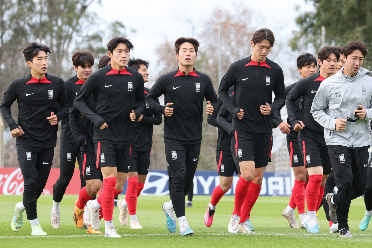 South Korean players train for the FIFA U-20 World Cup at Estancia Chica training complex in La Plata, Argentina, on Saturday. (Yonhap)