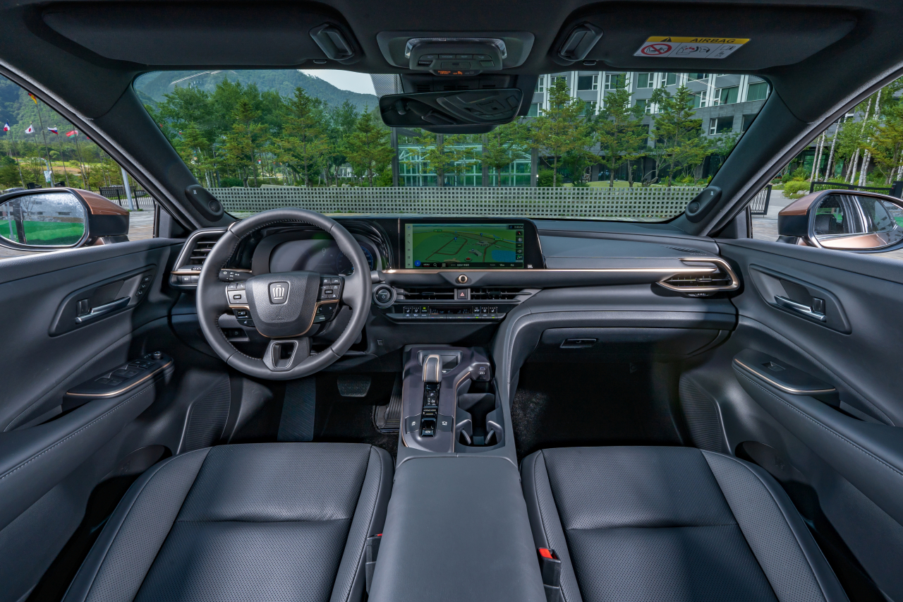Interior photo of Toyota’s Crown 2.4-liter Dual Boost Hybrid (Toyota Korea)