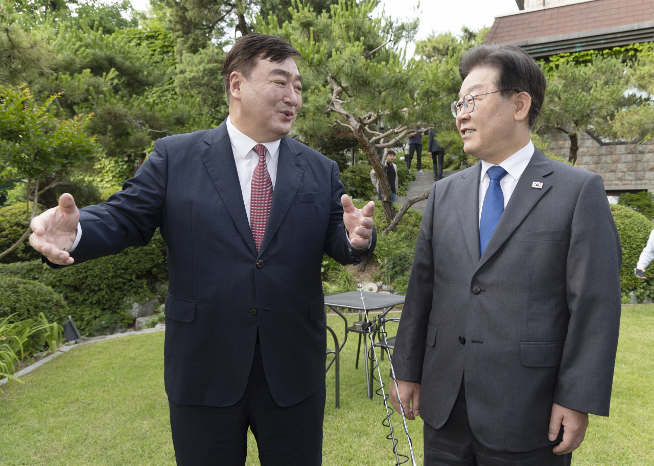 Chinese Ambassador to South Korea Xing Haiming (left) speaks with Lee Jae-myung, leader of the main opposition Democratic Party of Korea, before their dinner meeting at the envoy's residence in Seoul on June 8. (Yonhap)