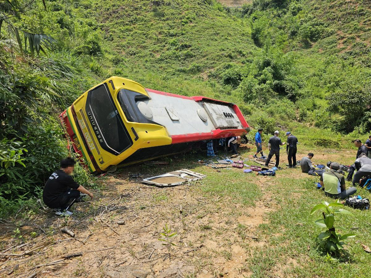 This photo shows a tour bus carrying 30 passengers, including 22 South Korean nationals, fell from a road near Hanoi in Vietnam on Sunday. (South Korean Embassy in Vietnam)