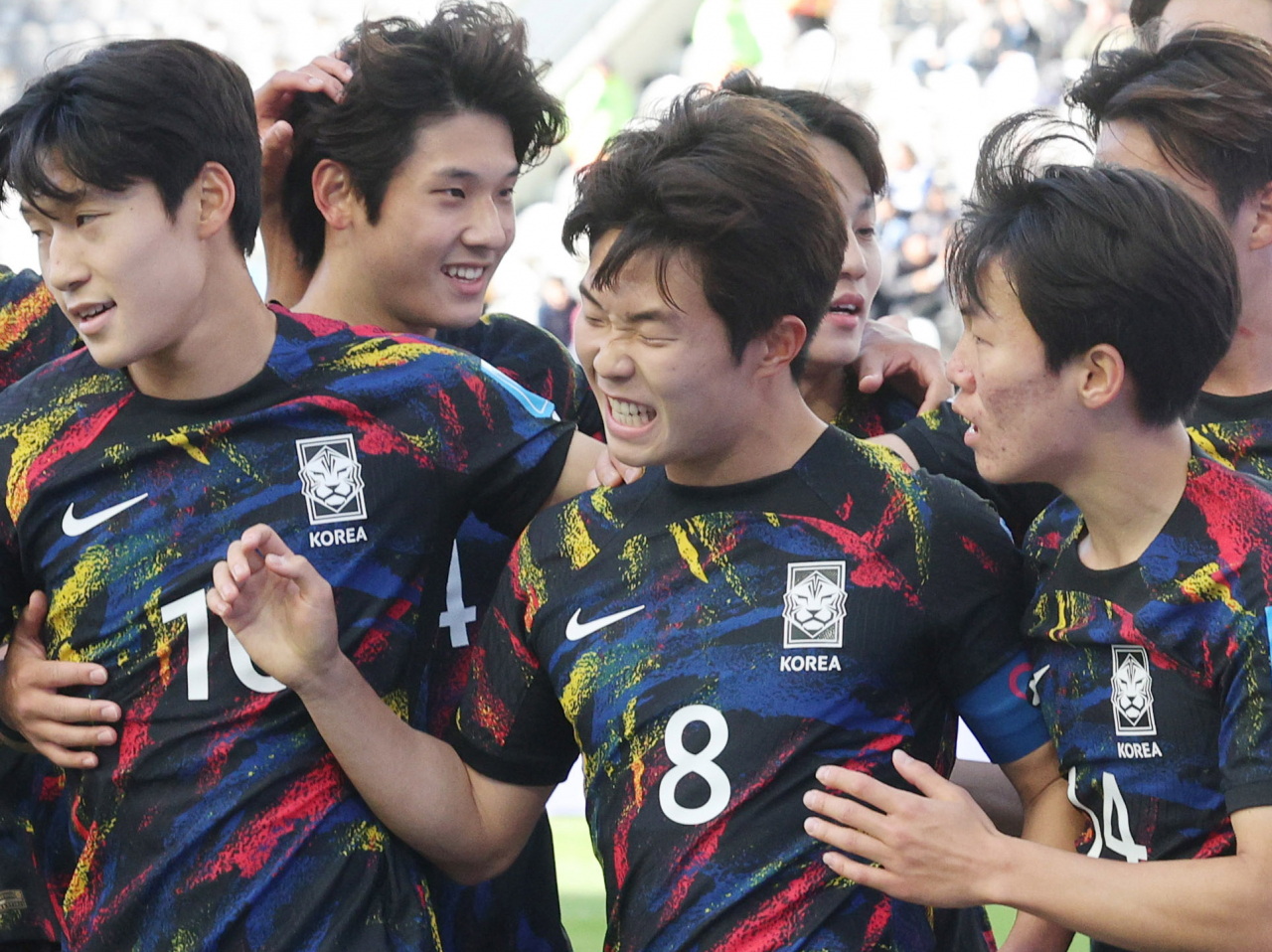 Lee Seung-won of South Korea (Center) is congratulated by teammates after scoring a penalty against Israel during the teams' third-place match at the FIFA U-20 World Cup at La Plata Stadium in La Plata, Argentina, on Sunday. (Yonhap)