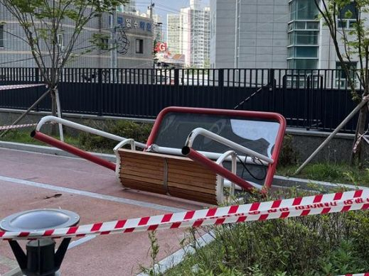 Safety tape marks off a broken bench swing that killed one child and injured another at an apartment complex in Gyeongsan, North Gyeongsang Province on Saturday. (Gyeongsan Fire Station)