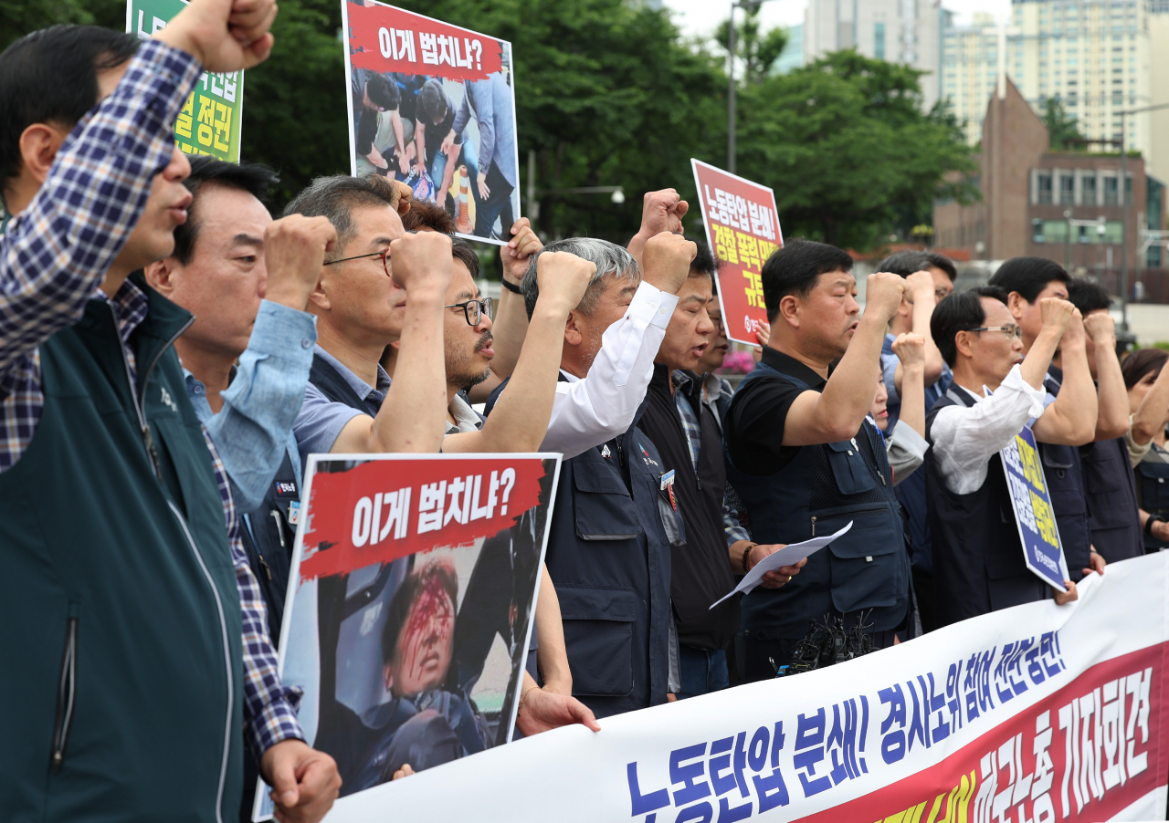 Members of the Federation of Korean Trade Unions chant slogans during a press conference in front of the presidential office in Seoul on June 8. (Yonhap)