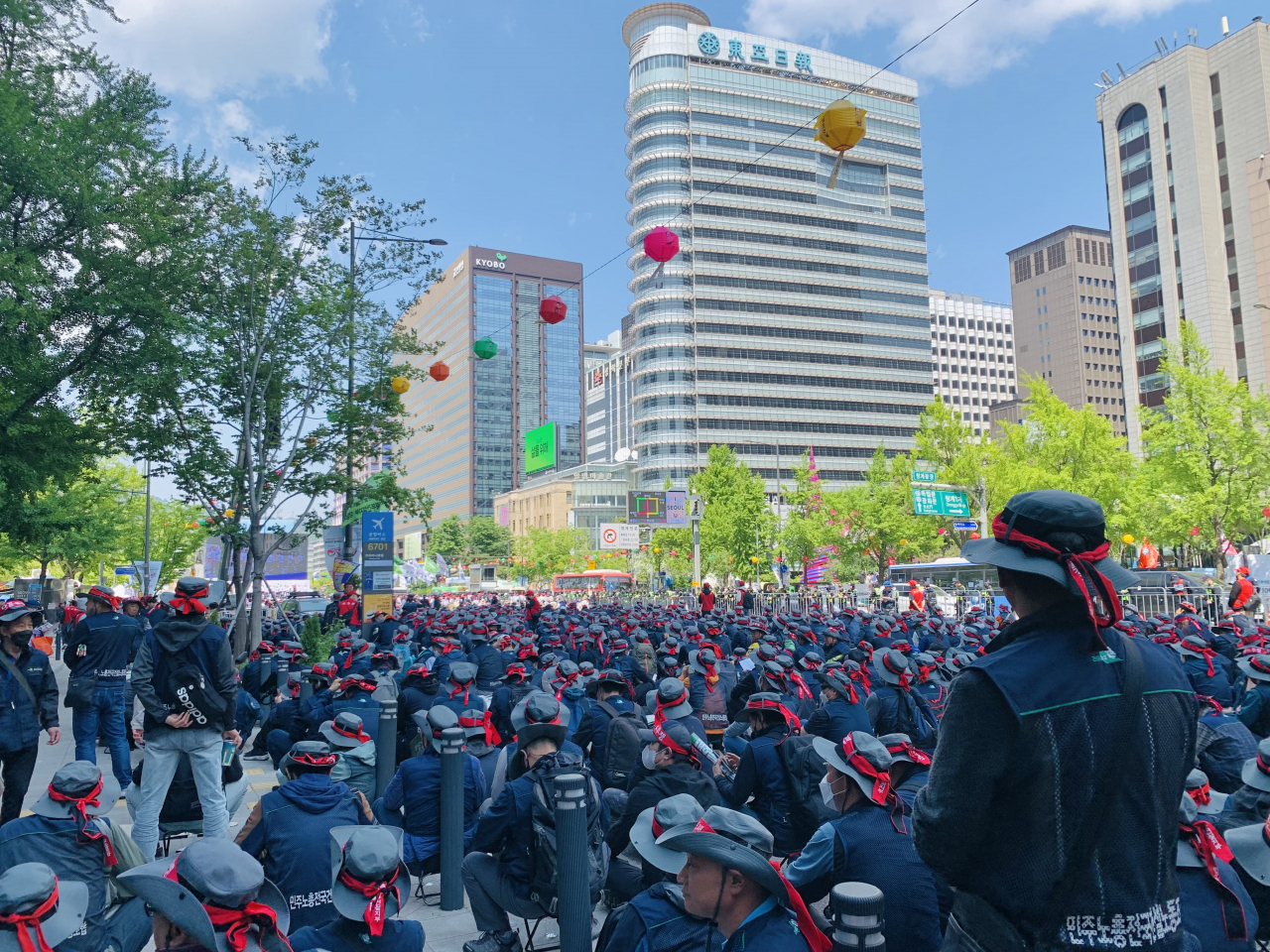 Members of the Korean Confederation of Trade Unions take part in a rally near Gwanghwamun Square in Seoul on May 1. (No Kyung-min/ The Korea Herald)