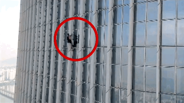 A British man is caught at the 72nd floor of the Lotte World Tower located in Songpa-gu, Seoul after he tried to climb the 5th tallest building in the world. (Songpa Fire Station)
