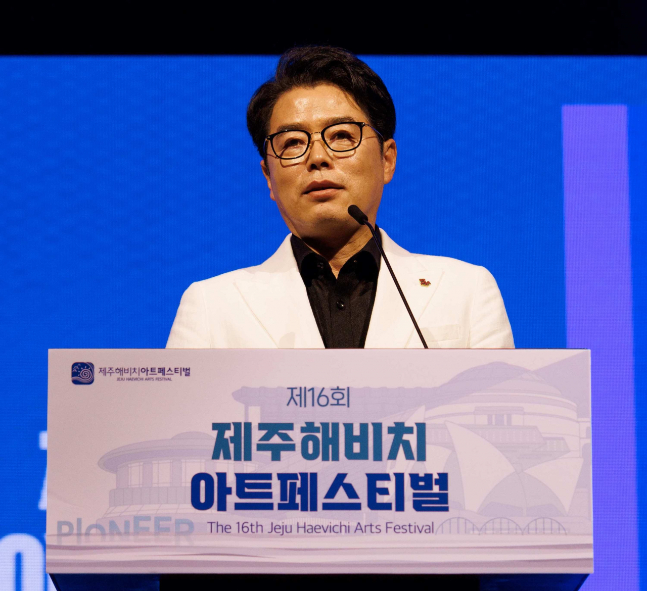 Lee Seung-joung, president of the Korea Culture and Arts Centers Association, speaks during the opening ceremony of the 16th Jeju Haevichi Arts Festival on Monday at Haevichi Hotel and Resorts, Jeju Island. (Kocaca)