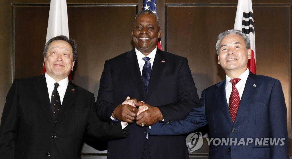 Defense Minister Lee Jong-sup (right) and his US and Japanese counterparts, Lloyd Austin and Yasukazu Hamada, respectively, pose for a photo as they meet trilaterally on the margins of the Shangri-La Dialogue in Singapore on June 3, 2023. (Yonhap)