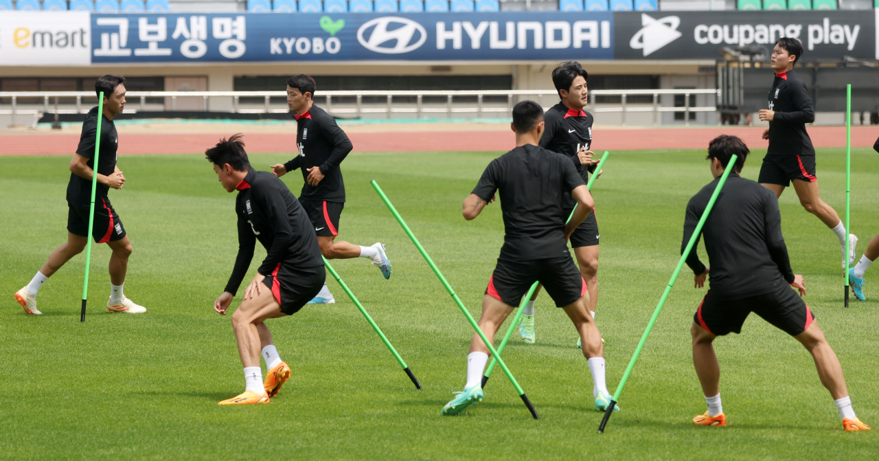 Players on the South Korean men's national football team train for a friendly match against Peru at Gudeok Stadium in the southeastern city of Busan on Tuesday. (Yonhap)