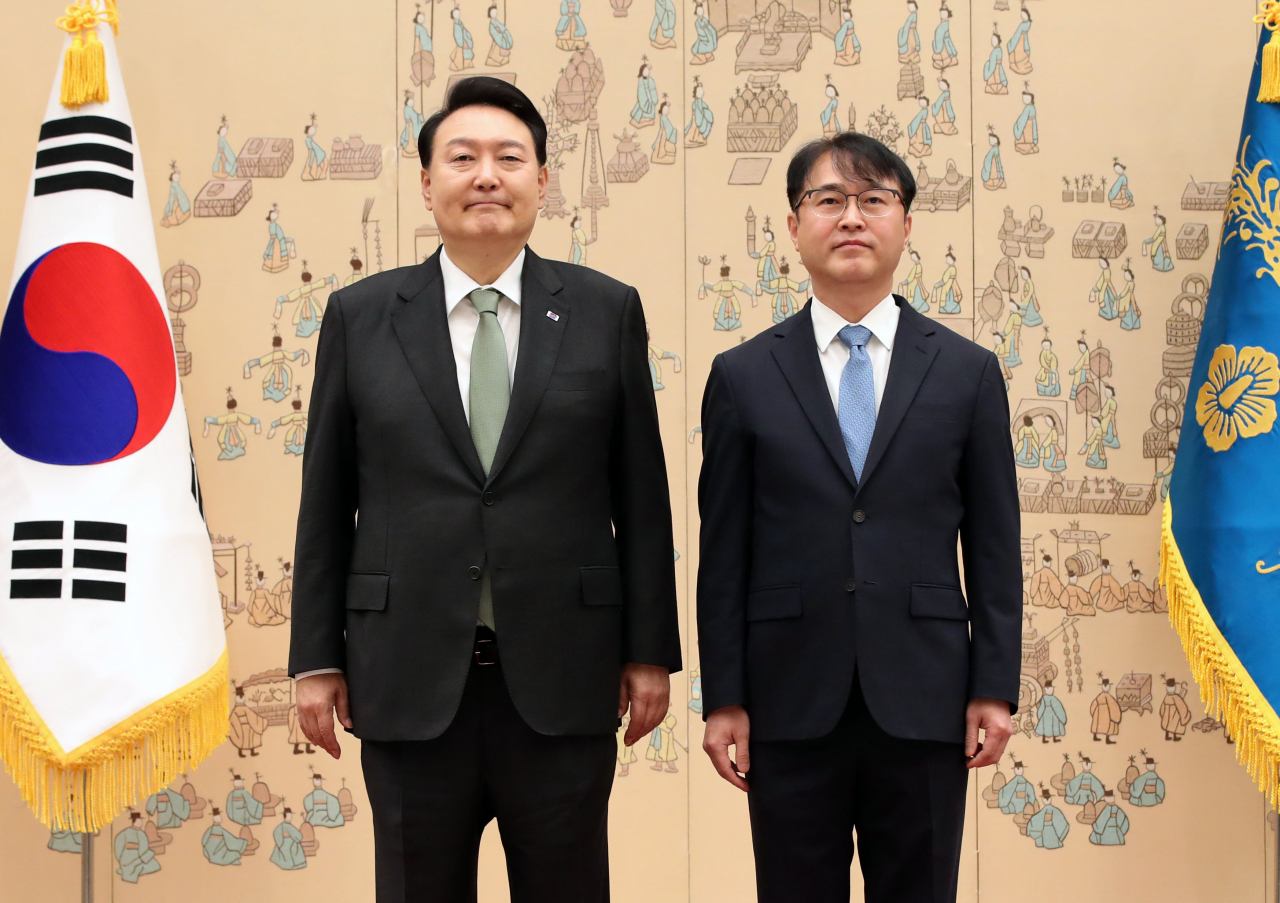 President Yoon Suk Yeol (Left) poses for a photo with Lee Sang-hwa, South Korea's new ambassador to the Philippines, after presenting him with a letter of credence at the presidential office in Seoul on Wednesday. (Yonhap)