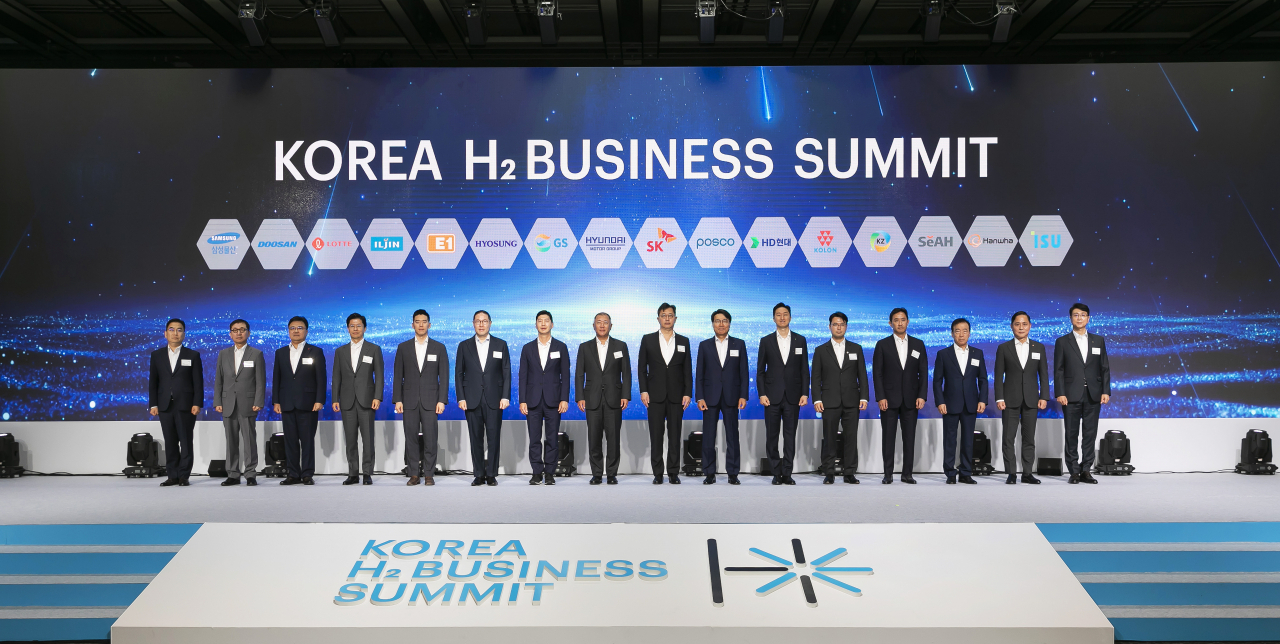 The participants at the Korea H2 Business Summit, including Hyundai Motor Group Executive Chair Chung Euisun (seventh from left), SK Group Senir Vice Chairman Chey Jae-won (eighth from left) and Posco Group Chairman Choi Jeong-woo (ninth from left), pose for photographs at the event held at Grand Hyatt Seoul on Wednesday. (Korea H2 Business Summit organizers)