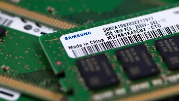 Samsung Electronics 8GB Double-Data-Rate 4 memory modules. (Bloomberg)