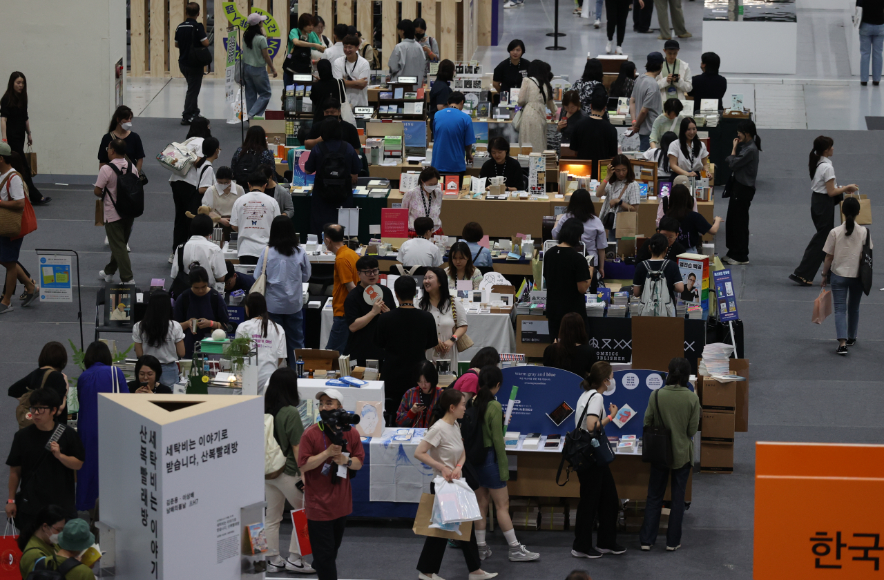 Visitors look through books on display at the Seoul International Book Fair, at Coex in Gangnam-gu, southern Seoul, on Wednesday. (Yonhap)