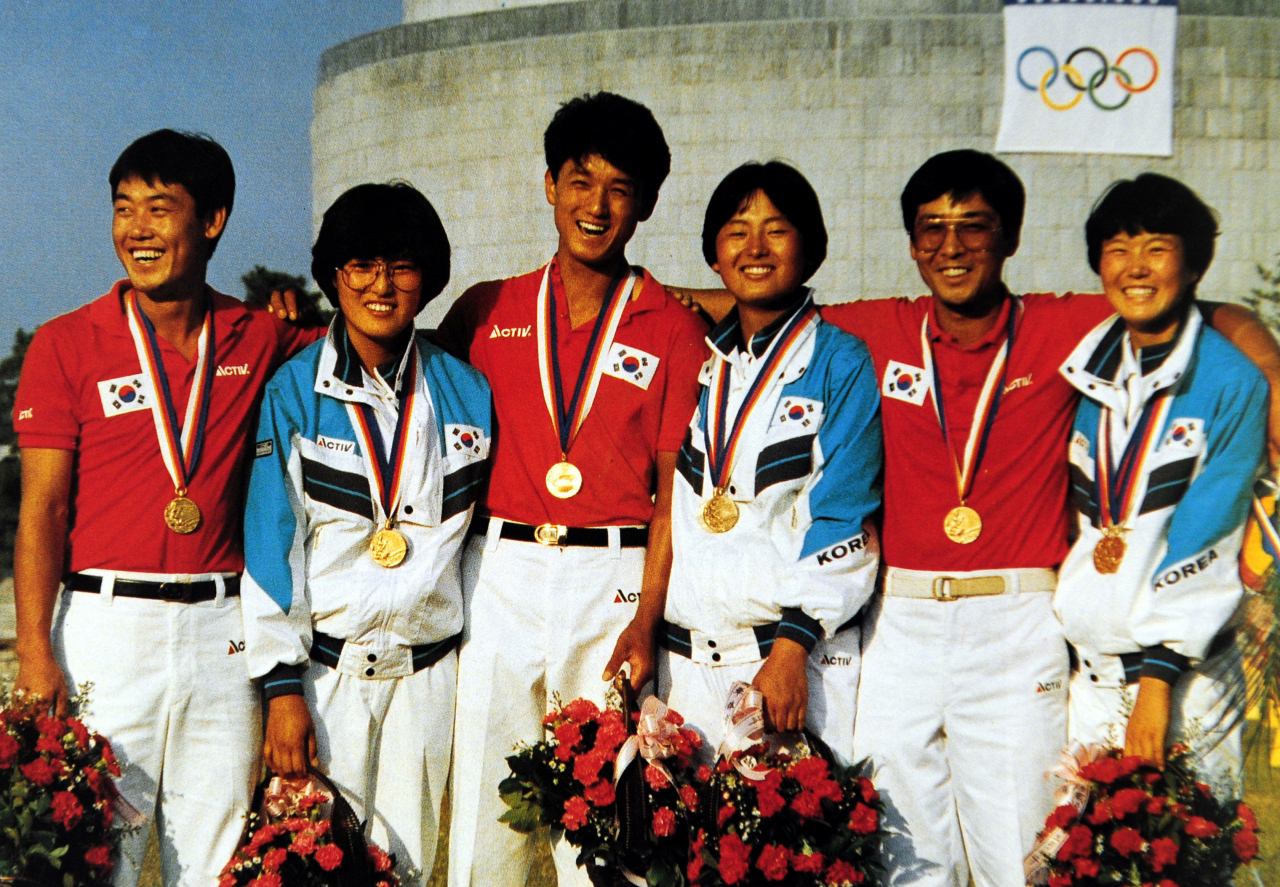 Members of the South Korean archery team pose for a photo during the 1988 Seoul Olympics on Oct. 1, 1988. (The Korea Herald)