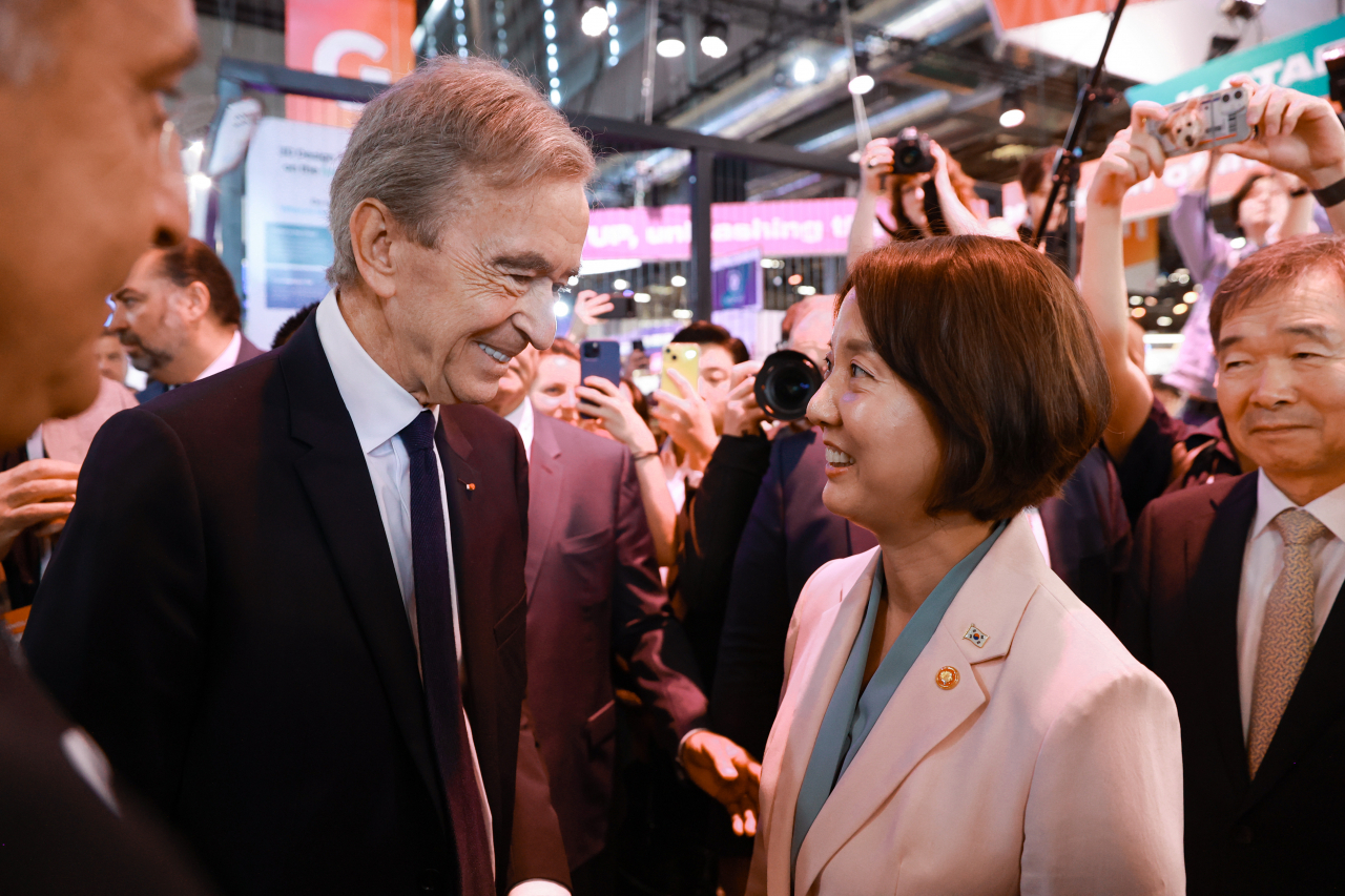 LVMH Group Chairman Bernard Arnault (left) talks with Korea's Minister of SMEs and Startups Lee Young at the K-Startup exhibition booth set up for the Viva Technology 2023 tech show held in Paris on Thursday. (Ministry of SMEs and Startups)