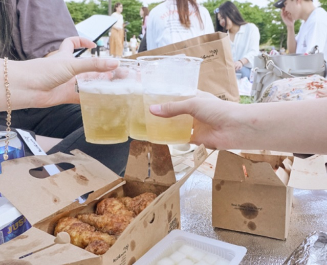 People enjoy 'chimaek' -- a popular combination of fried chicken and beer among Koreans -- at Han River Park in Seoul. (Courtesy of Korea Tourism Organization)