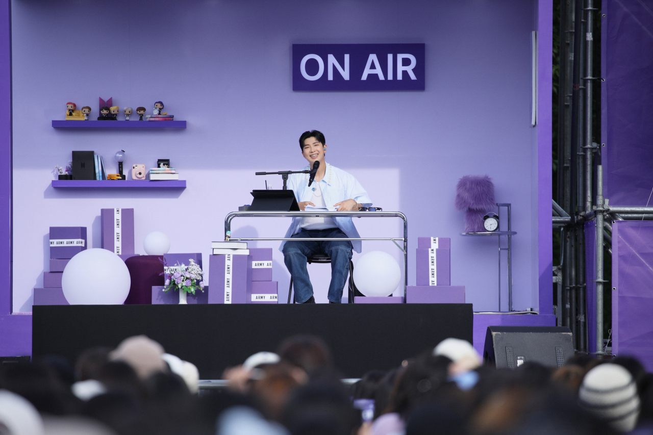 BTS'in rapçisi ve lideri RM bir talk-show düzenliyor.