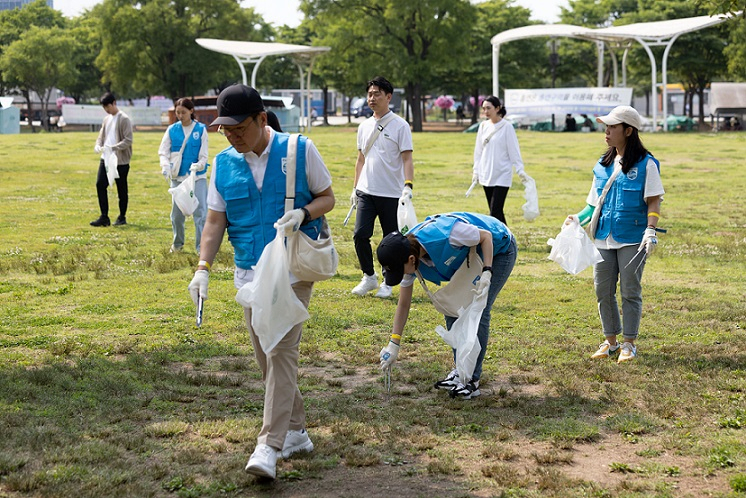 Philips Korea CEO Park Jae-in (front) and other employees pick up litter at Yeouido Hangang Park in Seoul on Friday. (Philips Korea)