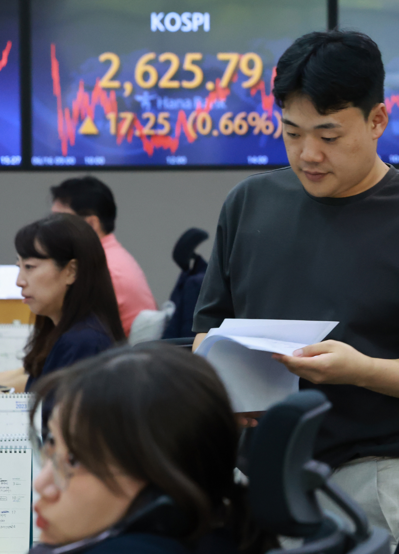 An electronic board showing the Korea Composite Stock Price Index at a dealing room of the Hana Bank headquarters in Seoul on June 16. (Yonhap)