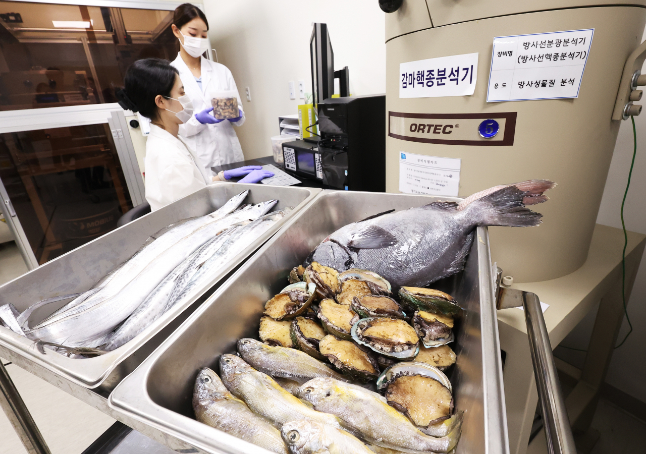 Inspectors at the Gyeonggi Institute of Health Environment conduct a radiation test on seafood in Suwon, Gyeonggi Province on Thursday. (Yonhap)