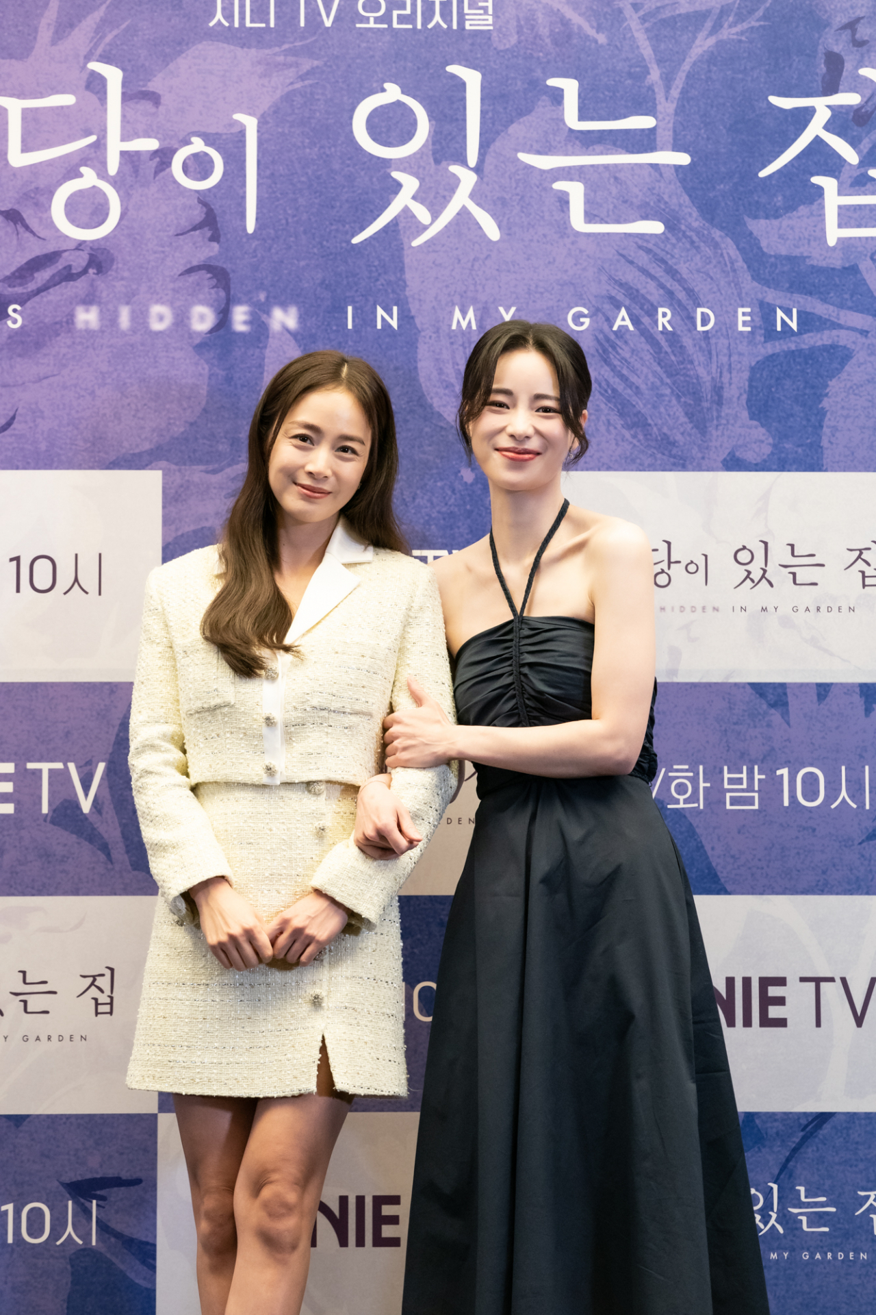 Kim Tae-hee and Lim Ji-yeon pose for photos before a press conference at Stanford Hotel Seoul in Mapo-gu, Seoul on Monday. (KT Studio Genie)