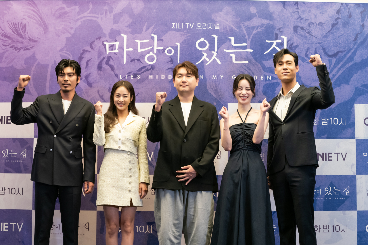 From left: Actors Kim Seung-o, Kim Tae-hee, director Jung Ji-hyun, actors Lim Ji-yeon and Zev Choi pose for photo before a press conference at Stanford Hotel Seoul in Mapo-gu, Seoul on Monday. (KT Studio Genie)