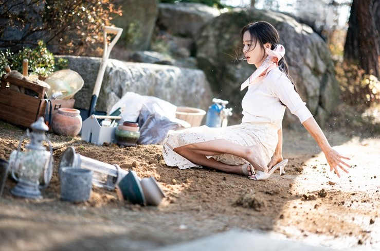 Kim Tae-hee plays an ordinary housewife named Joo-ran in 