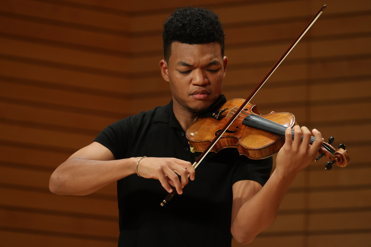 American violinist Randall Goosby performs during a press conference at the Leeum Museum of Arts, run by the Samsung Foundation of Culture, Monday. (Yonhap)
