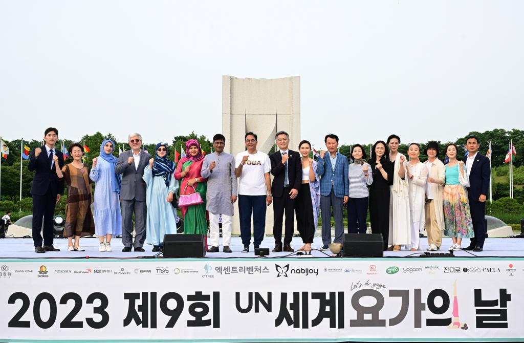 Attendees pose for a group photo at the 9th International Day of Yoga hosted by the Indian Embassy in Olympic Park's Peace Plaza in Seoul on Saturday. The event was attended by more than 600 yoga enthusiasts and practitioners embracing the spirit of yoga. The celebration showcased many activities such as common yoga protocols, yoga demonstrations and meditation sessions conducted by yoga instructors.