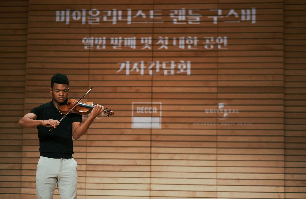 American violinist Randall Goosby performs during a press conference at the Leeum Museum of Arts, run by the Samsung Foundation of Culture, Monday. (Yonhap)
