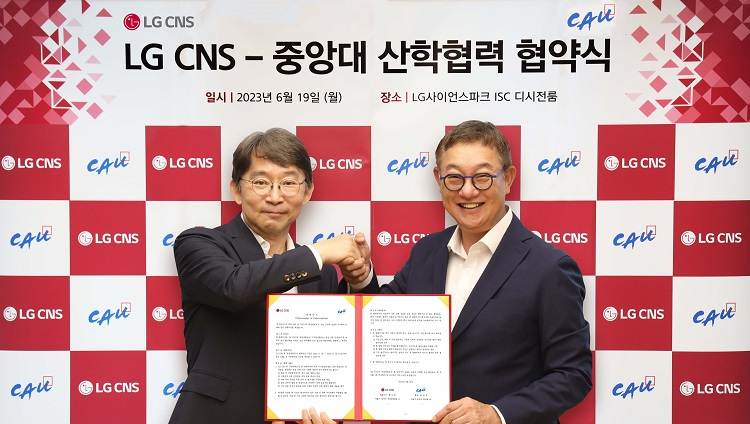 LG CNS CEO Hyun Shin-gyoon (right) and Chung-Ang University President Park Sang-gue pose for a photo after a signing ceremony at the LG Science Park in Gangseo-gu, Seoul, Monday. (LG CNS)