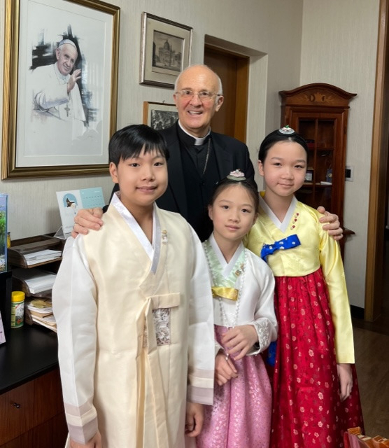 Alfred Xuereb (back), Vatican ambassador to Korea, poses with baptized Korean children. (Vatican Embassy in Korea)