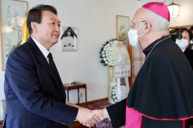 Alfred Xuereb (right), apostolic nuncio of the Holy See to Korea, exchanges greetings with President Yoon Seok-yeol. (Vatican Embassy in Korea)