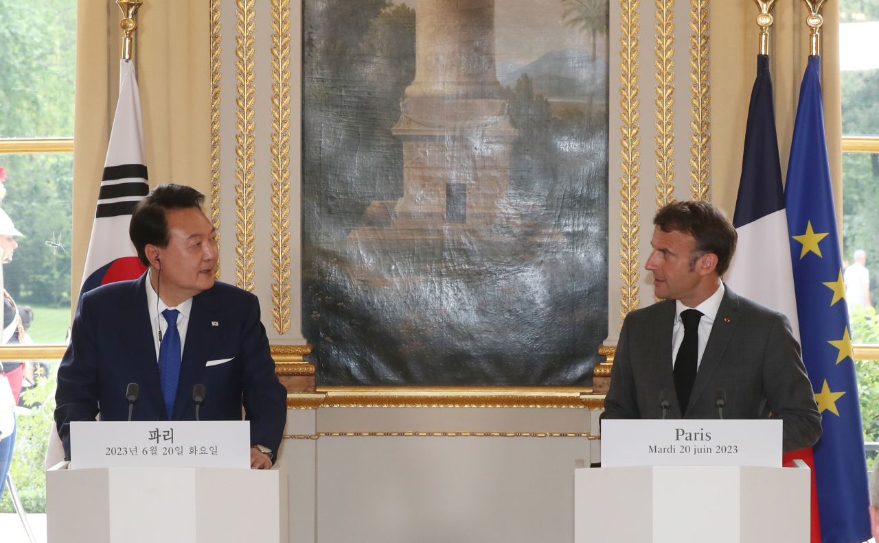 President Yoon Suk Yeol and French President Emmanuel Macron (Yonhap)