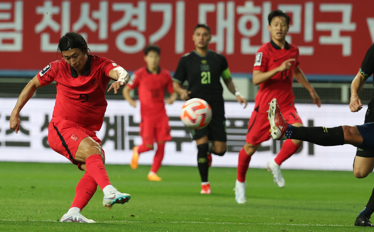 Cho Gue-sung of South Korea (Left) takes a shot against El Salvador during the teams' friendly football match at Daejeon World Cup Stadium in Daejeon, some 140 kilometers south of Seoul, on Tuesday. (Yonhap)