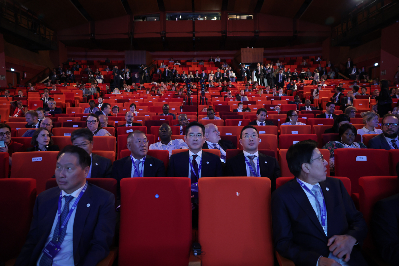 From left: SK Group Chairman Chey Tae-won, Hyundai Motor Group Chairman Chung Euisun, Samsung Electronics Chairman Lee Jae-yong, LG Group Chairman Koo Kwang-mo and Busan Mayor Park Heong-joon attend a presentation session at the 172nd BIE General Assembly held in Paris, Tuesday. (Yonhap)
