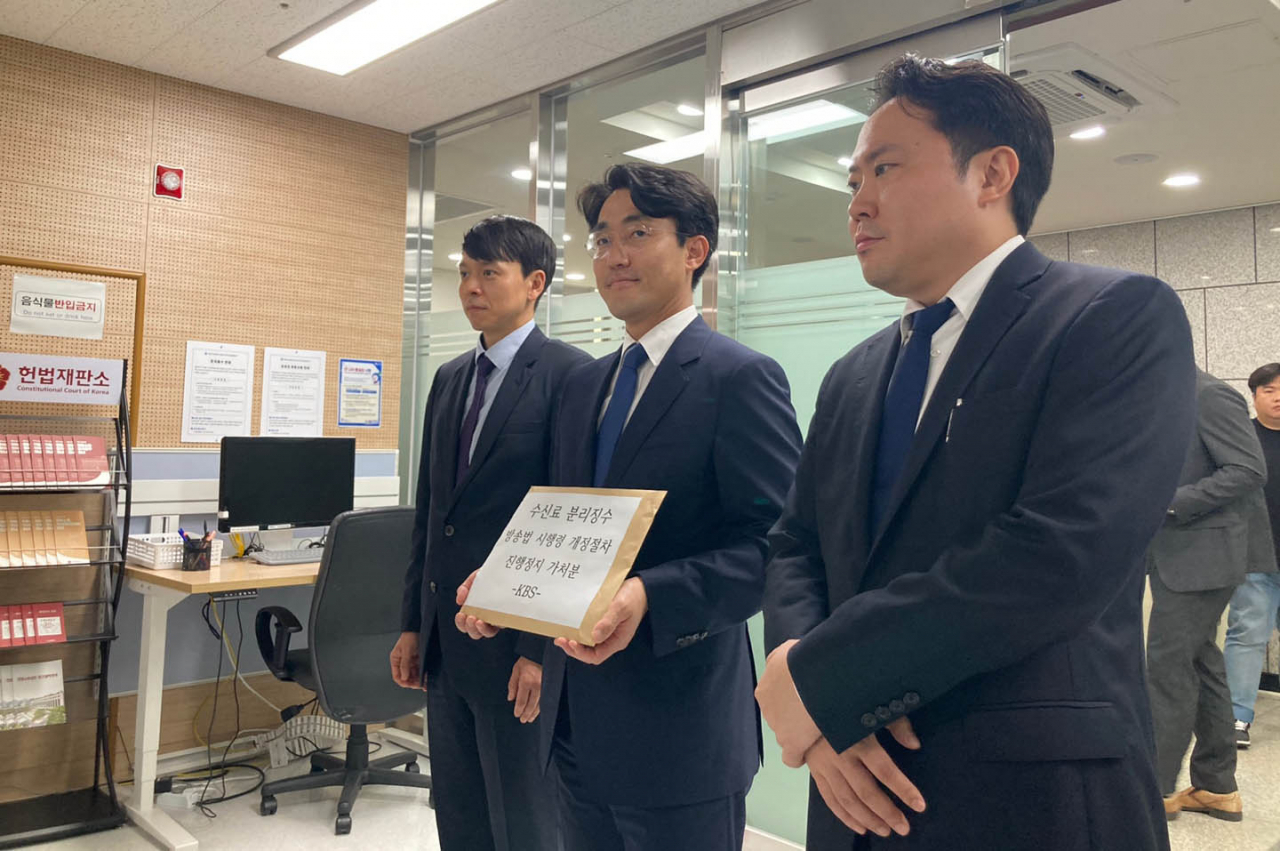 Legal representatives of KBS submit an injunction request to the Constitutional Court in Seoul on June 21, 2023, seeking to halt the government's plan to separate the collection of its license fees from electricity bills. (Yonhap)