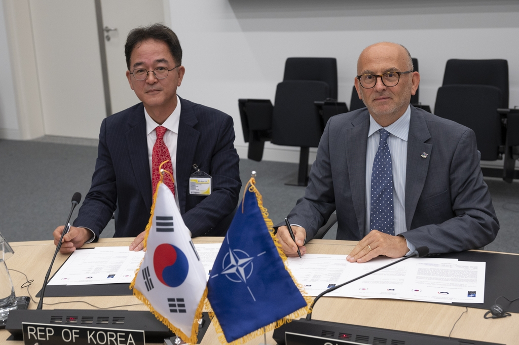 Kim Jheen-ong (left), director general of the Defense Industry Promotion Bureau of South Korea's Defense Acquisition Program Administration, and Giorgio Cioni, head of the NATO Aviation Committee at NATO headquarters in Brussels on Wednesday (DAPA)