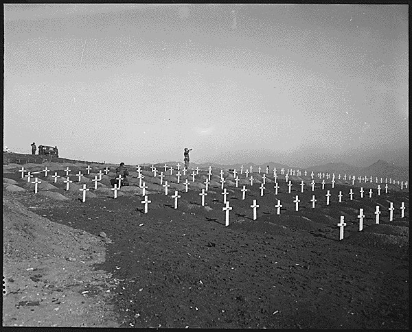 Marines of the First Marine Division pay their respects to fallen comrades during memorial services at the division's cemetery at Hamhung, North Korea, following the break-out from Chosin Reservoir in the winter of 1950. (US National Archives)