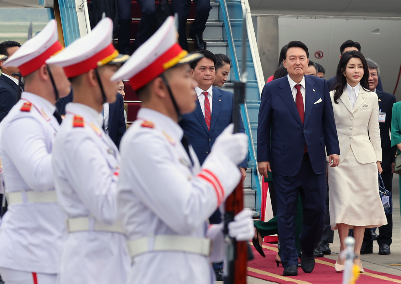 President Yoon Suk Yeol (second from right) and first lady Kim Keon Hee disembark Air Force One at Noi Bai International Airport in Hanoi, Vietnam for a state visit Thursday. (Yonhap)