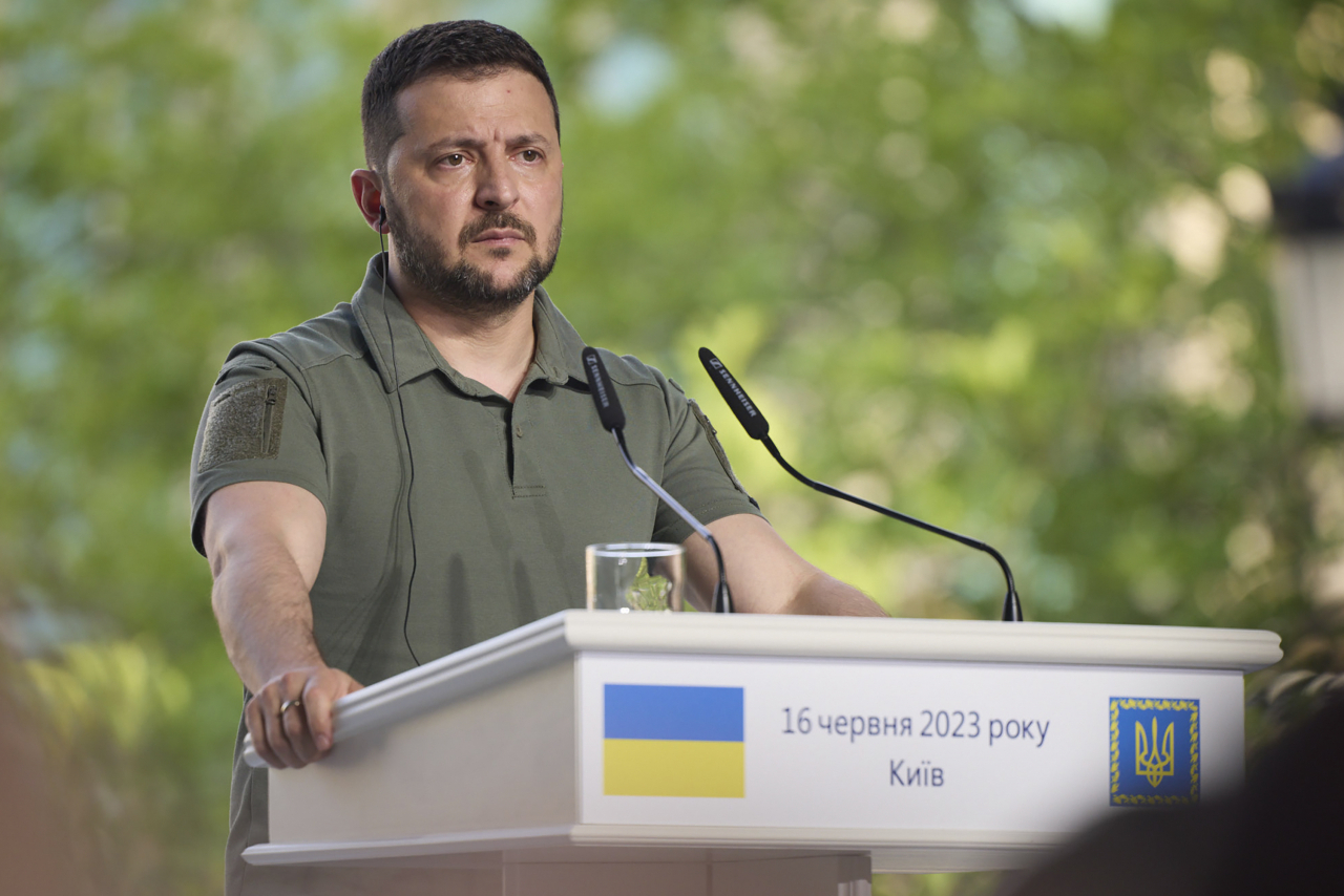 Ukrainian President Volodymyr Zelenskyy attends a news conference during his meeting with delegation of African leaders in Kyiv, Ukraine on June 16, 2023. (AP-Yonhap)