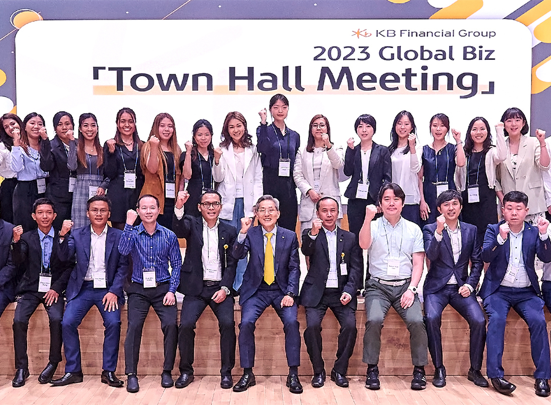 KB Financial Group Chairman Yoon Jong-kyoo (fifth from the left in the front row) poses for a photo with the foreign employees attending the town hall meeting event in Korea organized by KB Financial Group on Thursday. (KB Financial Group)